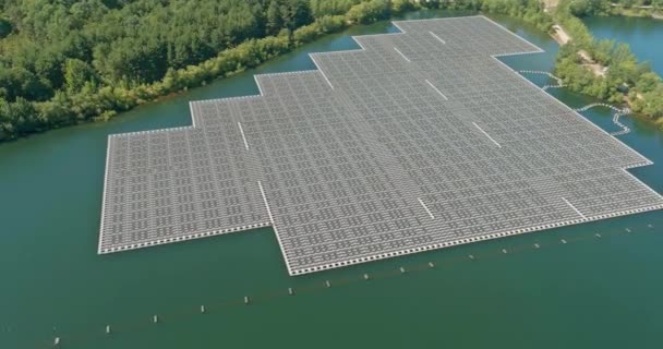Mavi bir gölet üzerinde yüzen güneş panelleri hücre platformu sisteminin havadan görüntüsü - Video, Çekim