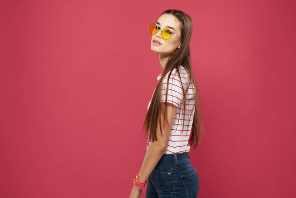 брюнетка в желтых очках полосатая футболка позирует мода - Фото, изображение