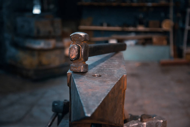 Hammer on an anvil in a forge, general view. - Foto, Imagem