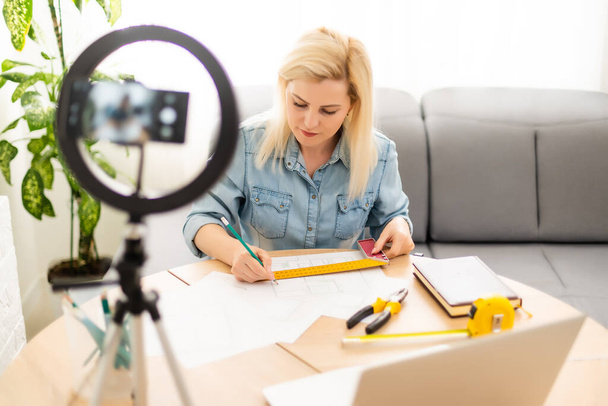 blogger woman records video with round lamp - Foto, Imagem