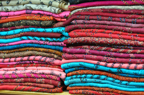 Куча традиционных красочных арабских шарфов
 - Фото, изображение