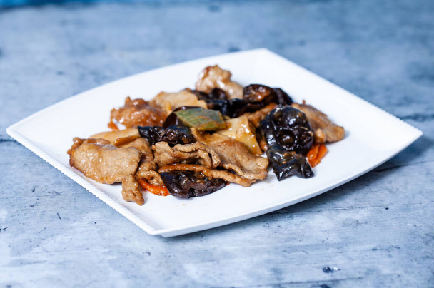 Китайская кухня блюда в элегантной композиции белых тарелок и сине-серый фон - Фото, изображение