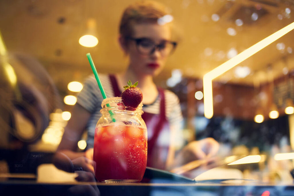гарна жінка сидить у кафе коктейль напій спосіб життя дозвілля
 - Фото, зображення