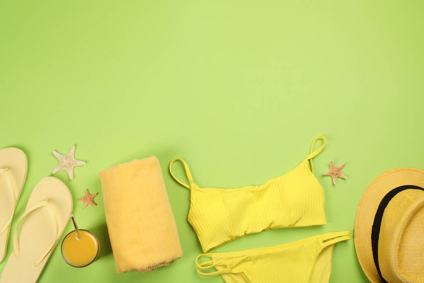 Flat lay composition with beach objects on green background, space for text - Foto, Bild