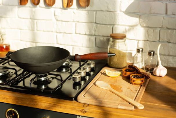 Сковородка на газовой плите на кухне - Фото, изображение