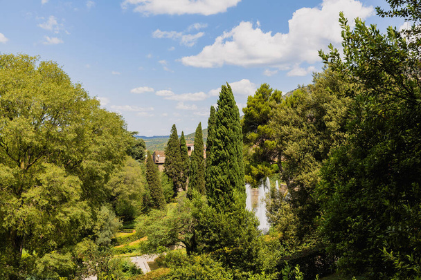 Villa d 'Este külseje Tivoliban, Róma közelében. Csodálatos reneszánsz palota, UNESCO világörökségi helyszín, híres a teraszos reneszánsz kertjéről és számos szökőkútjáról. - Fotó, kép