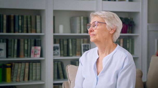 Πορτραίτο της ηλικιωμένης γυναίκας σε λευκό δωμάτιο - Φωτογραφία, εικόνα