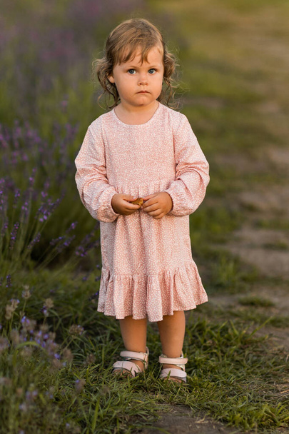 Κοριτσάκι με ροζ φόρεμα να ποζάρει  - Φωτογραφία, εικόνα