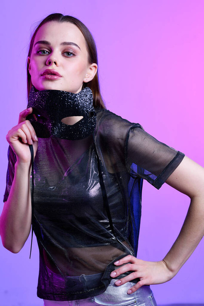 attrayant femme coeur maquillage masque noir dans les mains disco luxe fond néon - Photo, image