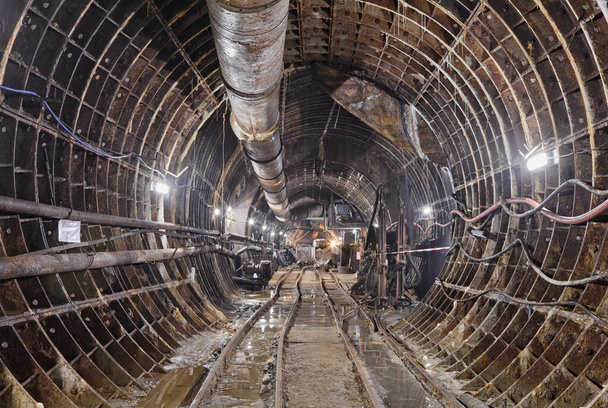 Metro tüneli inşaatı. Derin metro hattı inşaatı. Metro inşaatı için eski bir maden. - Fotoğraf, Görsel