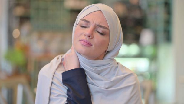 Portrét unavené mladé arabské ženy s bolestí krku - Fotografie, Obrázek