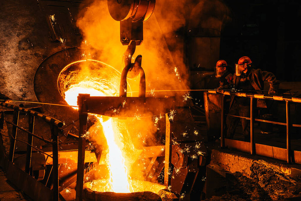 Coulée de fer. Métal fondu coulant du haut fourneau dans la poche. Production d'acier dans l'atelier de fonderie. Usine métallurgique, industrie lourde - Photo, image