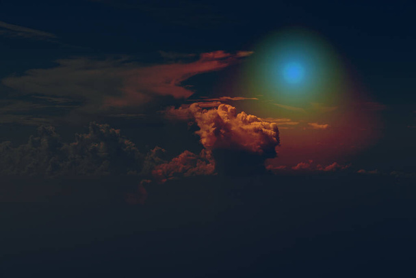 Dramática puesta de sol rayos a través de un cielo oscuro nublado. Cielo tormentoso con un dramático rayo de sol de luz brillando a través de nubes oscuras. Cielo dramático. - Foto, Imagen