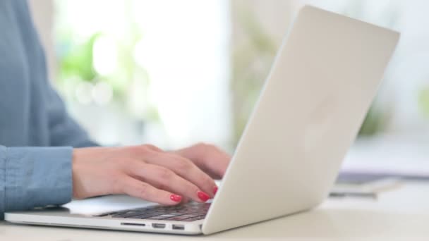 Κοντινό πλάνο του Woman Typing στο Laptop  - Πλάνα, βίντεο