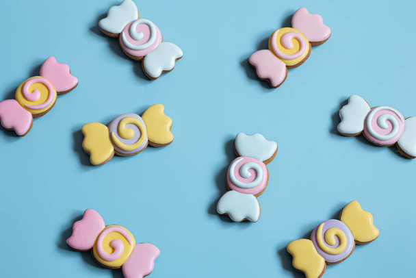 Színes ünnepi mézeskalács cookie-k formájában cukorka borított máz a kék háttér. - Fotó, kép