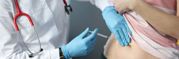 Médecin faisant l'injection d'insuline dans l'abdomen de la patiente - Photo, image