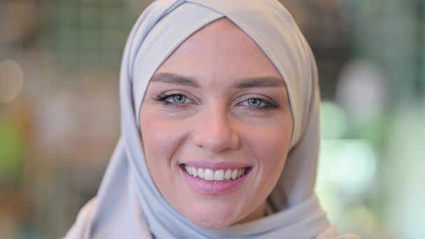 Rosto sorridente da jovem mulher árabe no Hijab - Foto, Imagem