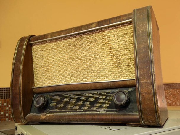 old fashioned wooden radio receiver - 写真・画像