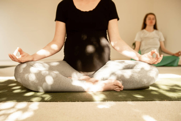 junge schwangere Frau praktiziert Mutterschutz-Yoga - Foto, Bild