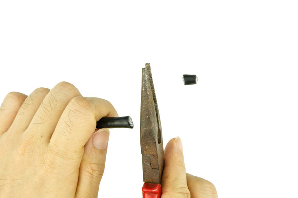 man gebruik oude tangen te snijden kabel lijn voor reparatie geïsoleerd - Foto, afbeelding