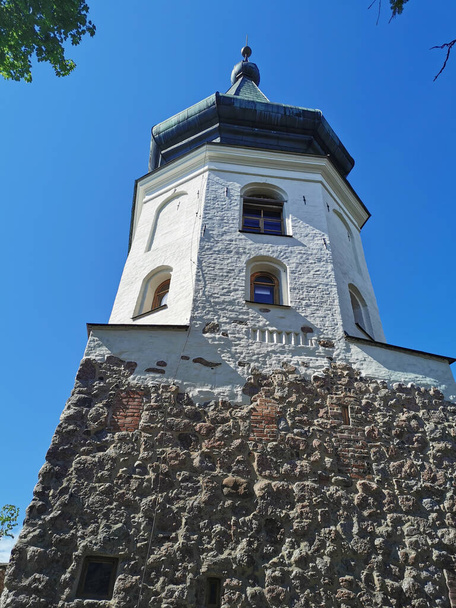 Radniční věž je kamenná čtyřúhelníková bojová věž středověké Vyborgské pevnosti ve Vyborgu proti modré obloze. - Fotografie, Obrázek