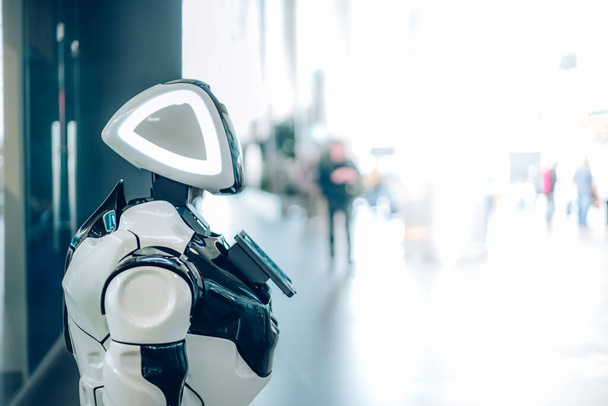 Futurystyczny asystent robota ze sztuczną inteligencją w miejscu publicznym - Zdjęcie, obraz