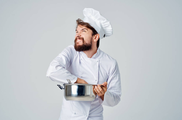 samec kuchař připravuje jídlo v pánvi kuchyně profesionální - Fotografie, Obrázek