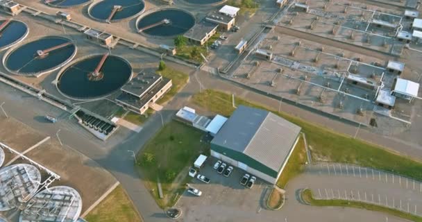 Vista aérea de bacias para arejamento de águas residuais e limpeza em processo de tratamento de águas residuais em águas de tratamento biológico - Filmagem, Vídeo