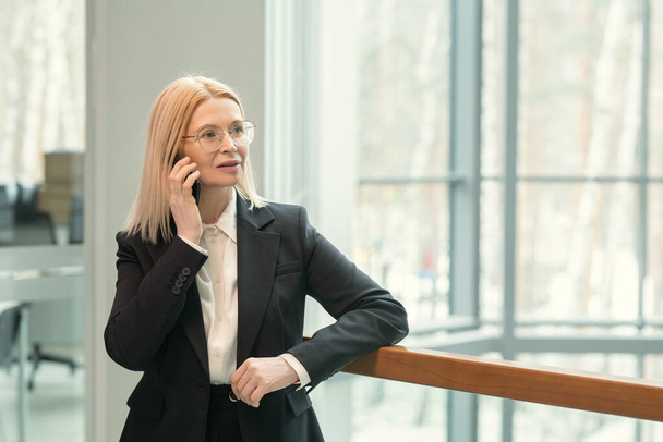 Businesswoman talking on the phone - Fotoğraf, Görsel