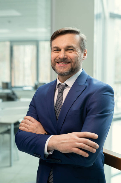 Successful businessman in suit at office - Foto, afbeelding