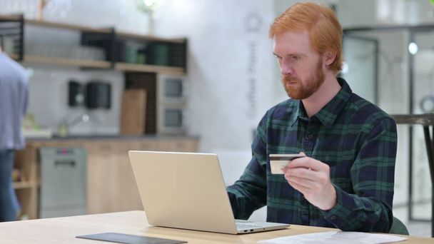 Online betalen op Laptop door Redhead Man  - Foto, afbeelding