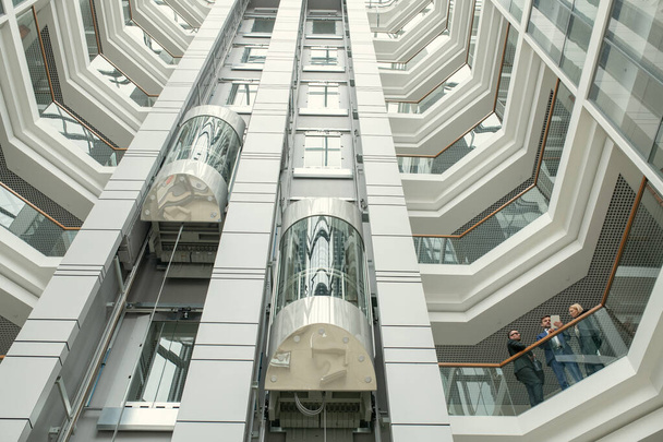 Immeuble de bureaux moderne avec ascenseurs - Photo, image