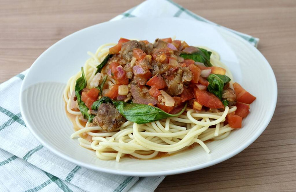 Domuz etli spagetti, domates ve tatlı fesleğen. Dünyanın en ünlü yemeklerinden biri.. - Fotoğraf, Görsel