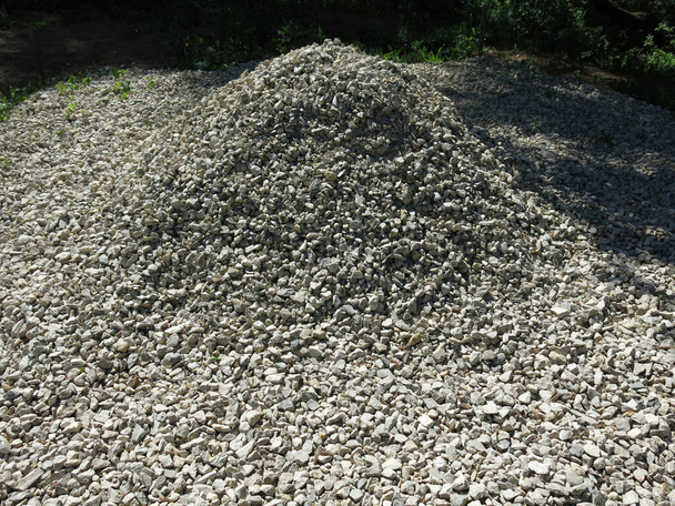 tas de petits décombres, gravier se trouve sur la route, un arrière-plan industriel - Photo, image