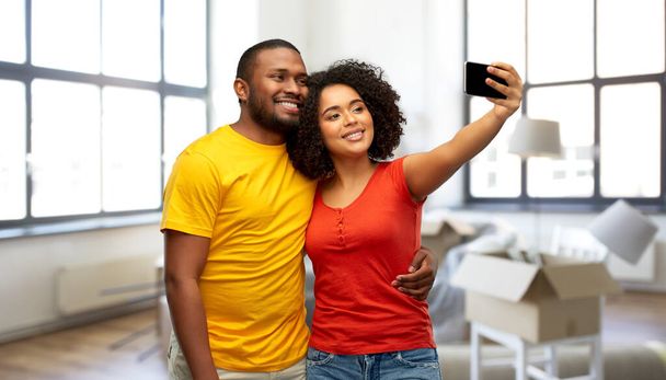 african american couple taking selfie at new home - Фото, зображення