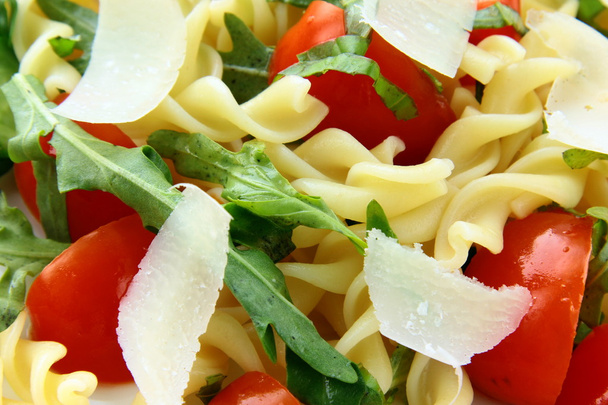 roka ve domates ile makarna salatası - Fotoğraf, Görsel