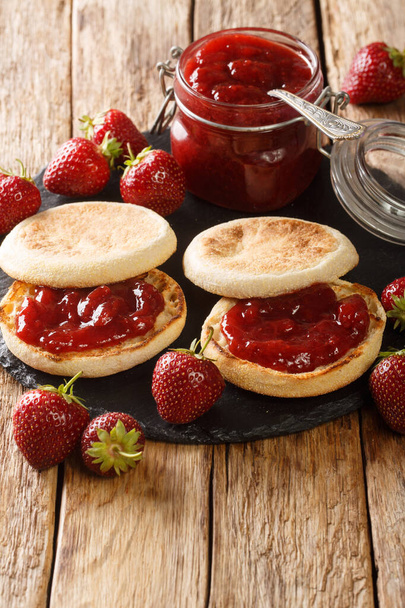 Sanduíches de muffins ingleses com geléia de morango close-up na mesa, estilo rústico. vertica - Foto, Imagem