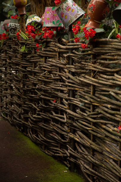 плетеный забор, украинский вкус, традиции, цветы красивый фон, горшки, блюда - Фото, изображение