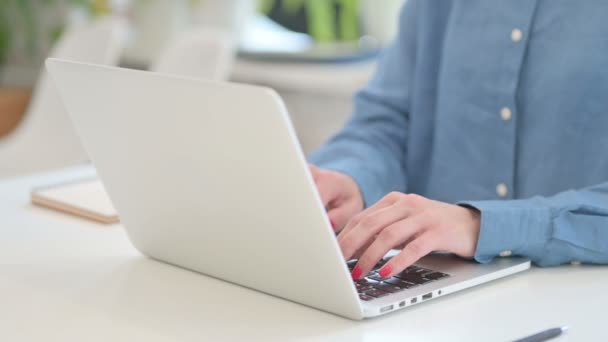 Κοντινό πλάνο του Woman Typing στο Laptop  - Πλάνα, βίντεο