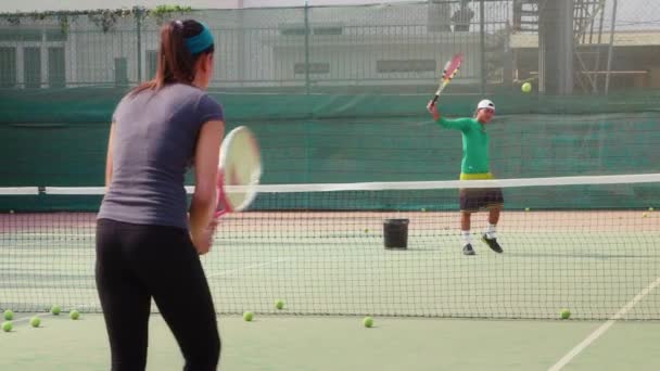 Мужчина и женщина играют в теннис
 - Кадры, видео