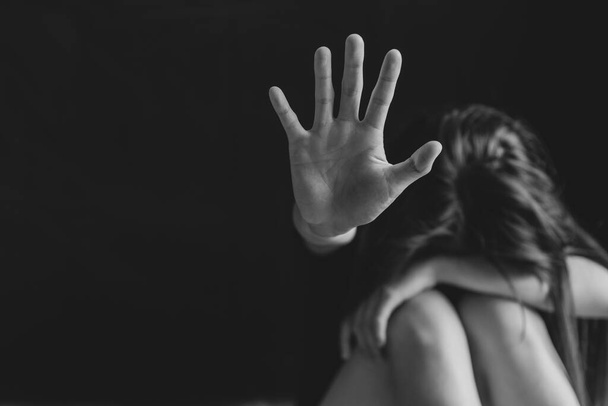 Handzeichen der Frau für Stopp des Missbrauchs von Gewalt, Menschenhandel, Stopp der Gewalt gegen Frauen, Human is not a product. Stoppt den Missbrauch von Frauen, Menschenrechtsverletzungen. - Foto, Bild