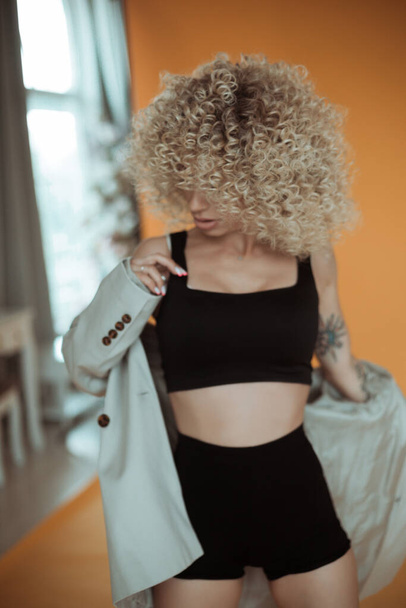 beautiful woman with curly hair on studio - Fotografie, Obrázek
