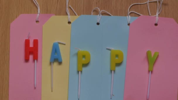 Πολύχρωμη απεικόνιση της ευτυχίας σε ετικέτες δώρων  - Πλάνα, βίντεο