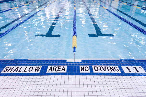 плавання знак біля басейну
 - Фото, зображення