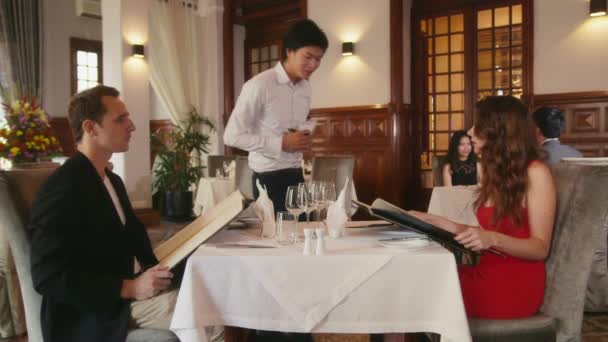 Pessoas jantando no restaurante
 - Filmagem, Vídeo