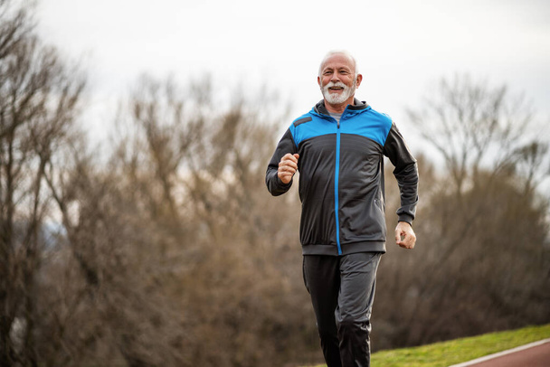 Aktivní starší muž běhá. Zdravý důchodový životní styl. - Fotografie, Obrázek