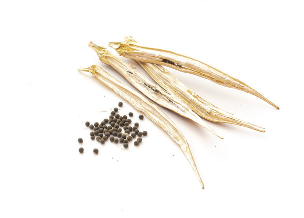 vainas de okra peladas con semillas listas para plantar aisladas en blanco - Foto, Imagen