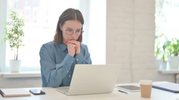 Jonge vrouw met laptop denken op het werk  - Video