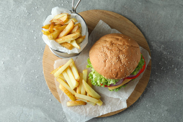 Concetto di cibo gustoso con delizioso hamburger - Foto, immagini