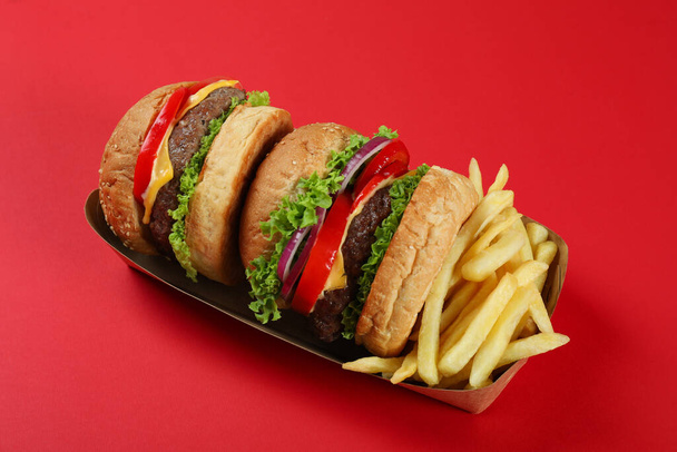 Kırmızı arkaplanda fast food kavramı - Fotoğraf, Görsel